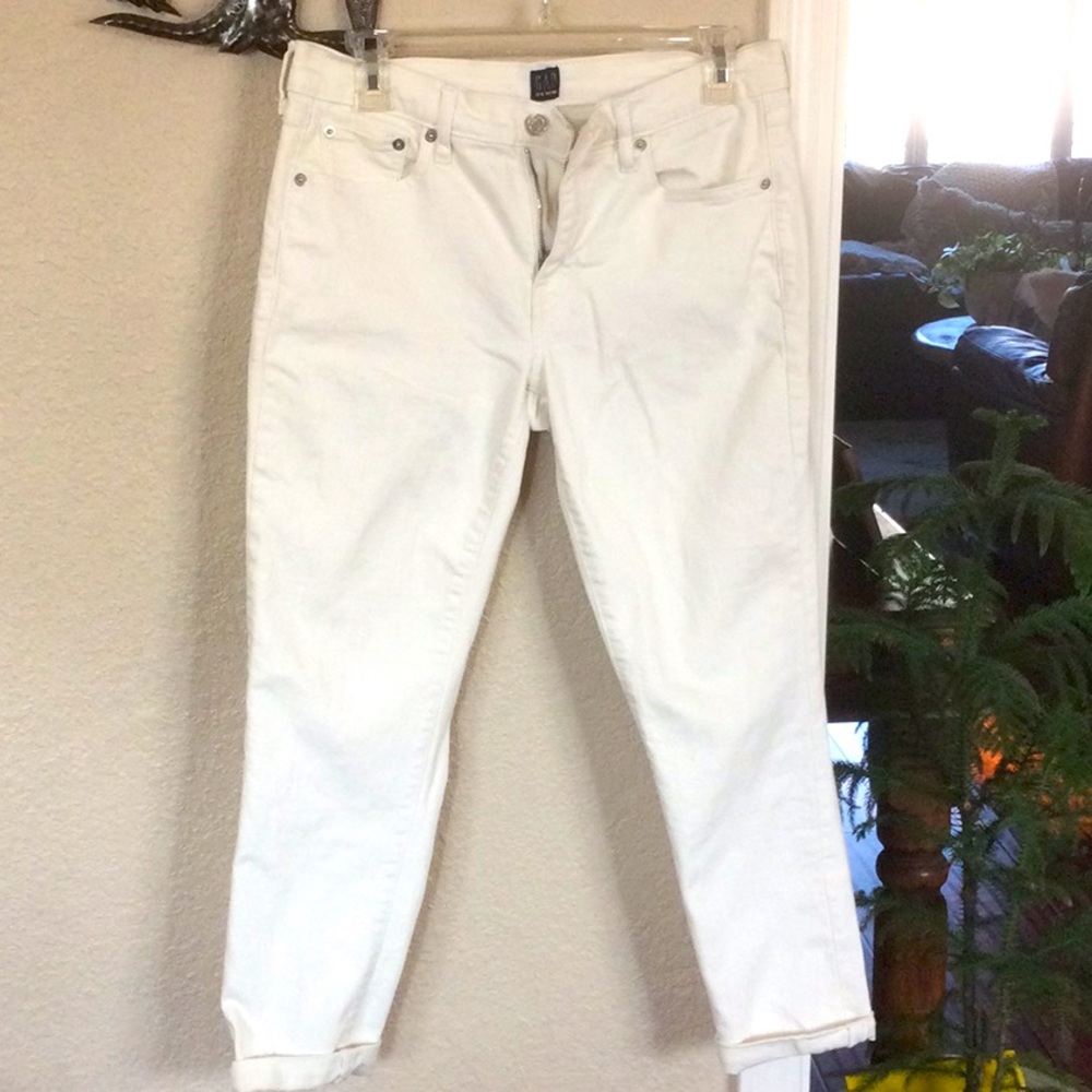 Gap cream-ish white sz 4 best girlfriend jeans
